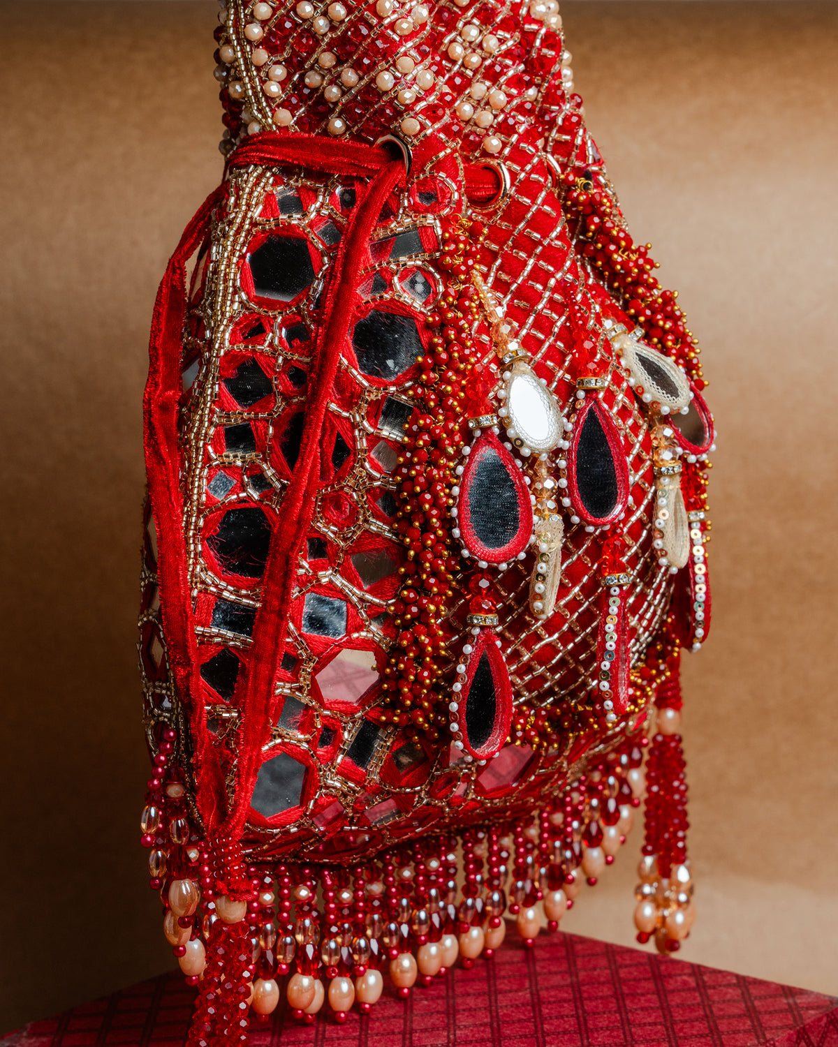 Aaina Jaal Jhaalar Garnet