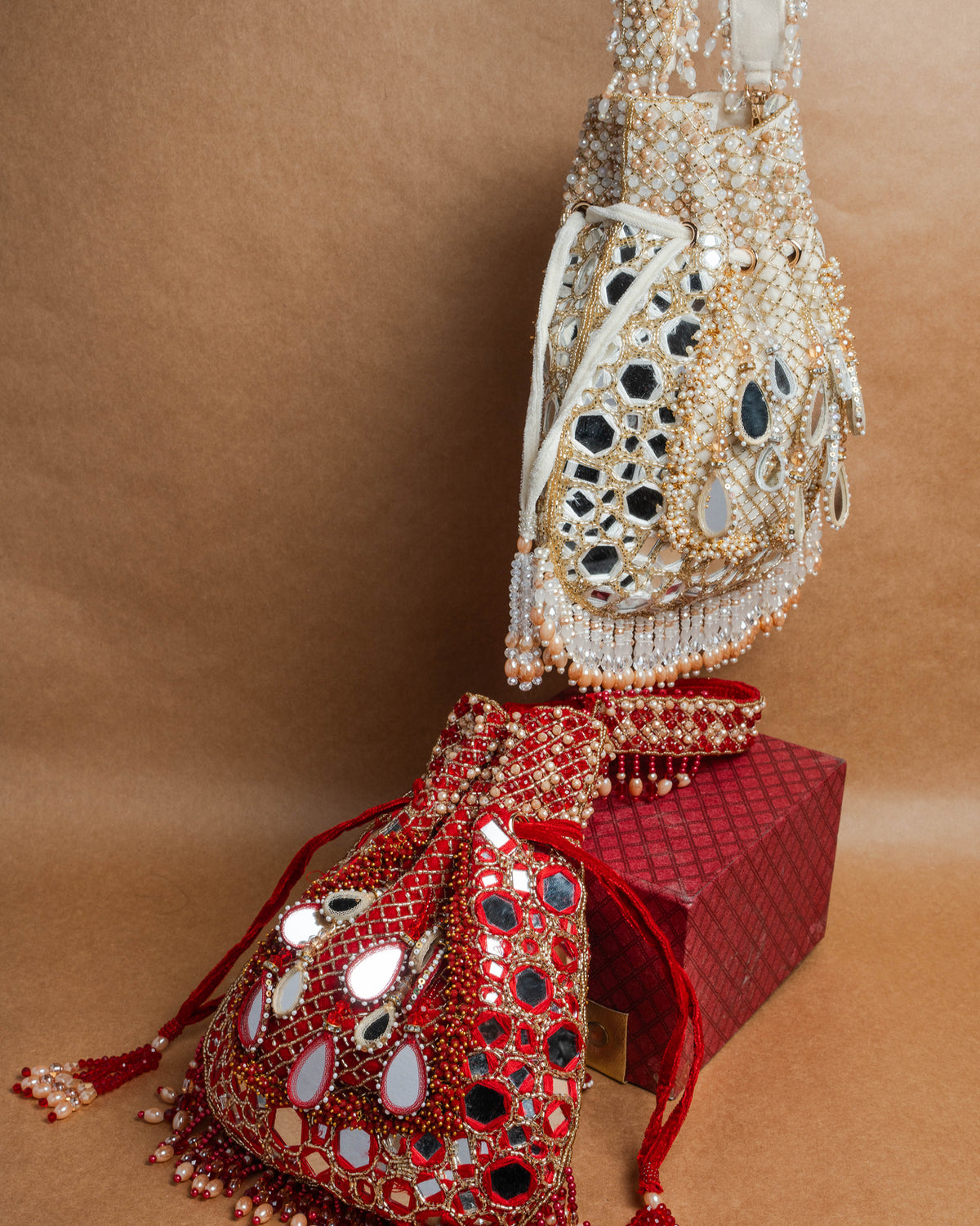Aaina Jaal Jhaalar Garnet