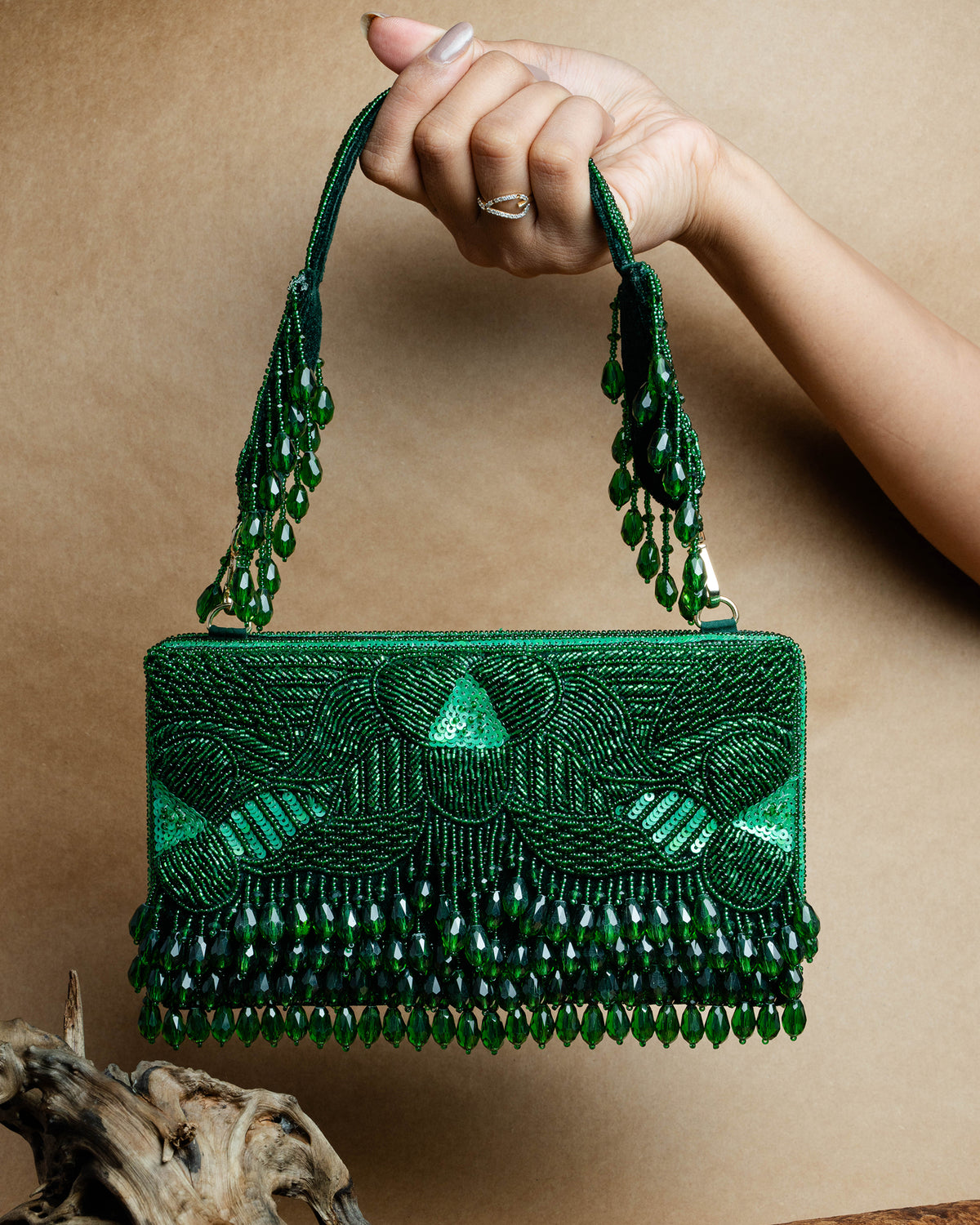 Ornate Radiance Kasse Emerald Allure