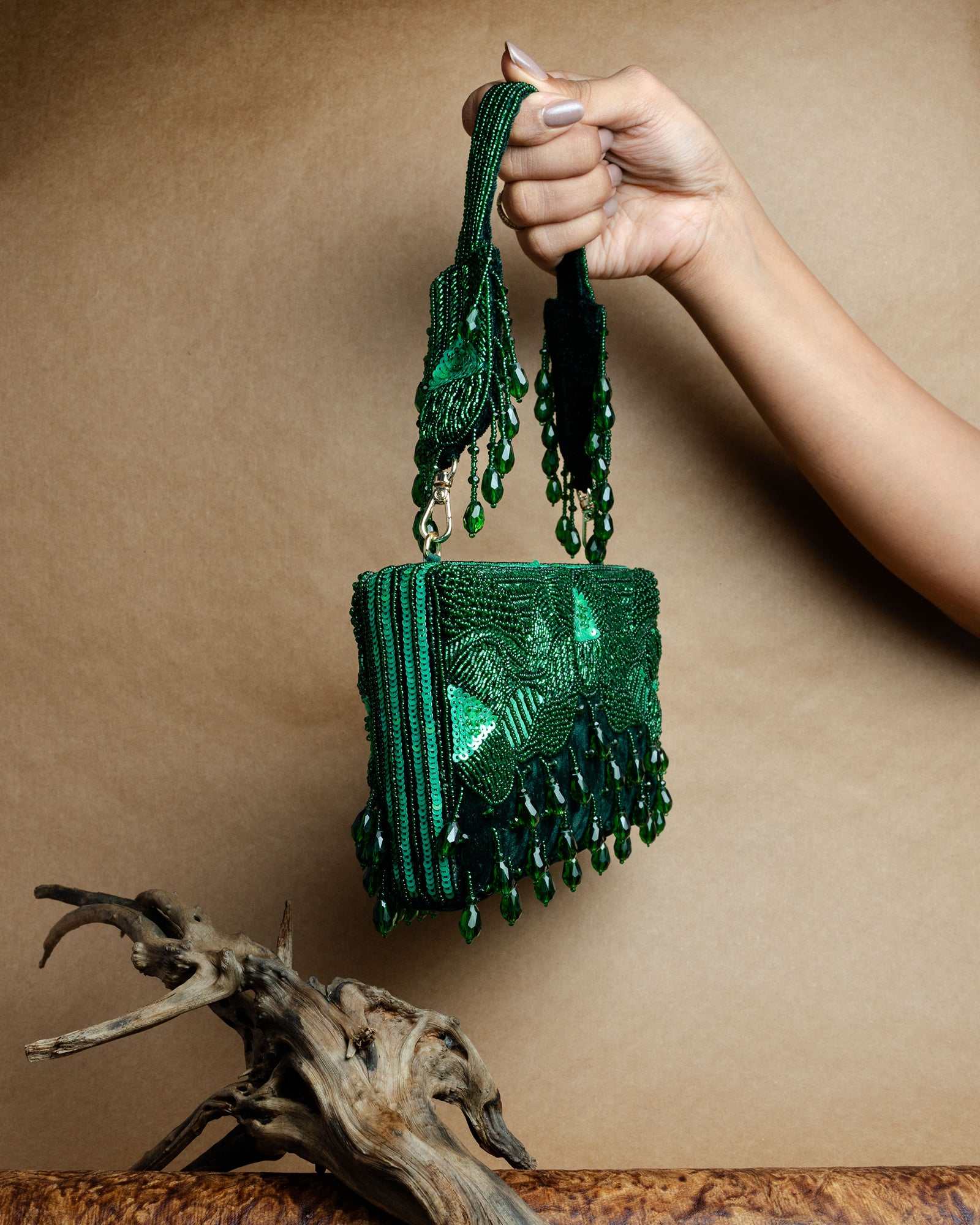 Ornate Radiance Kasse Emerald Allure