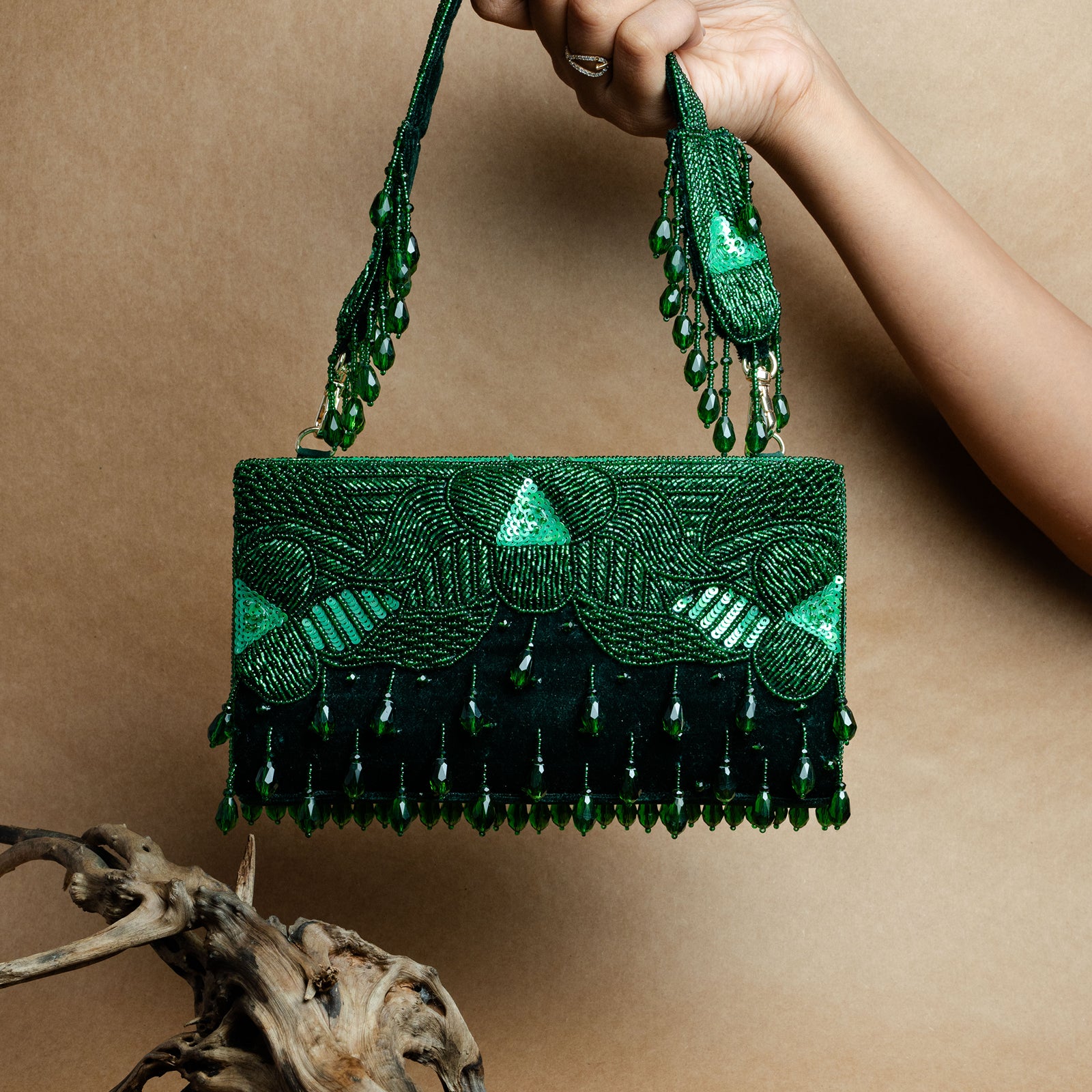 Ornate Radiance Kasse Emerald Allure