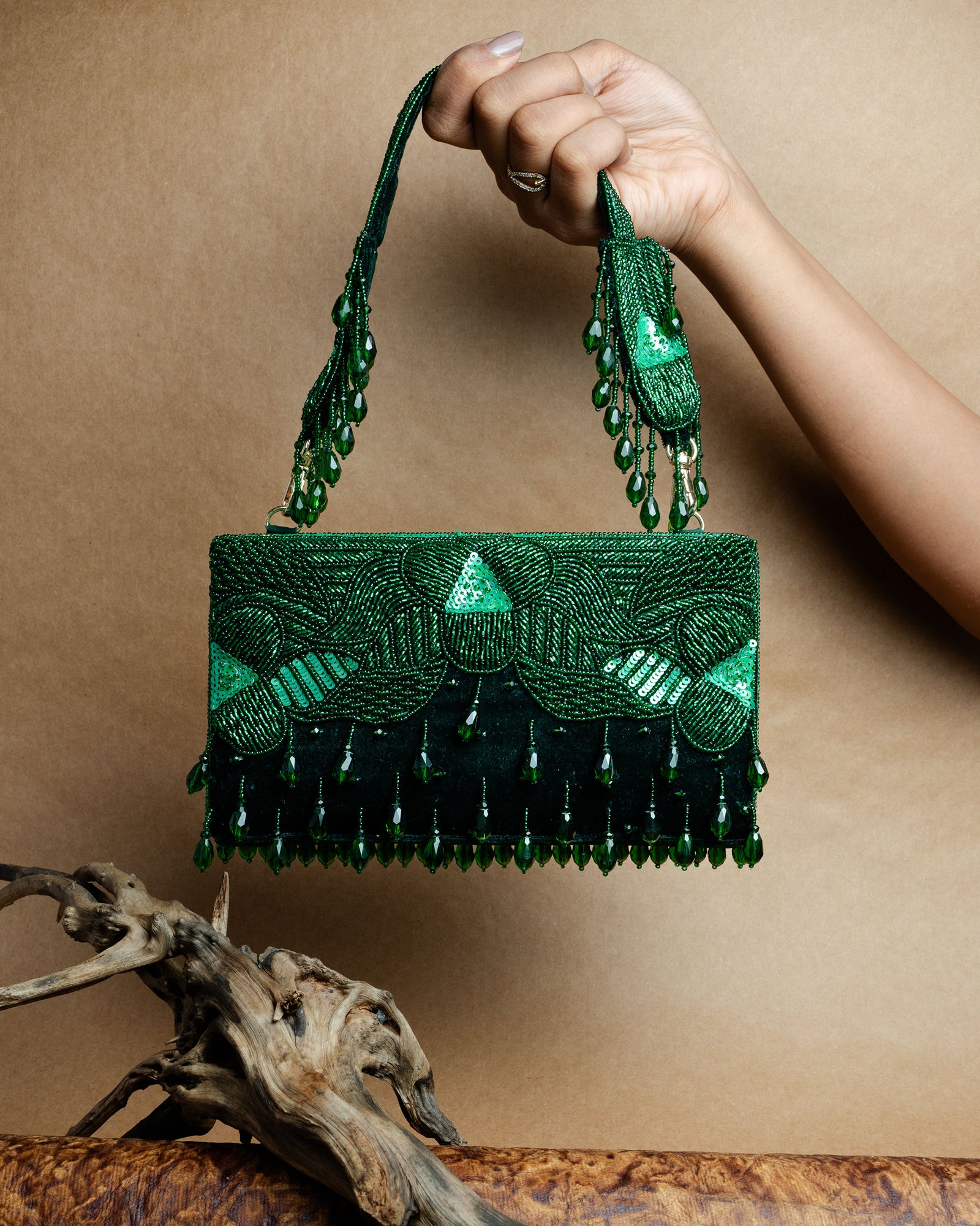 Ornate Radiance Kasse Emerald Allure