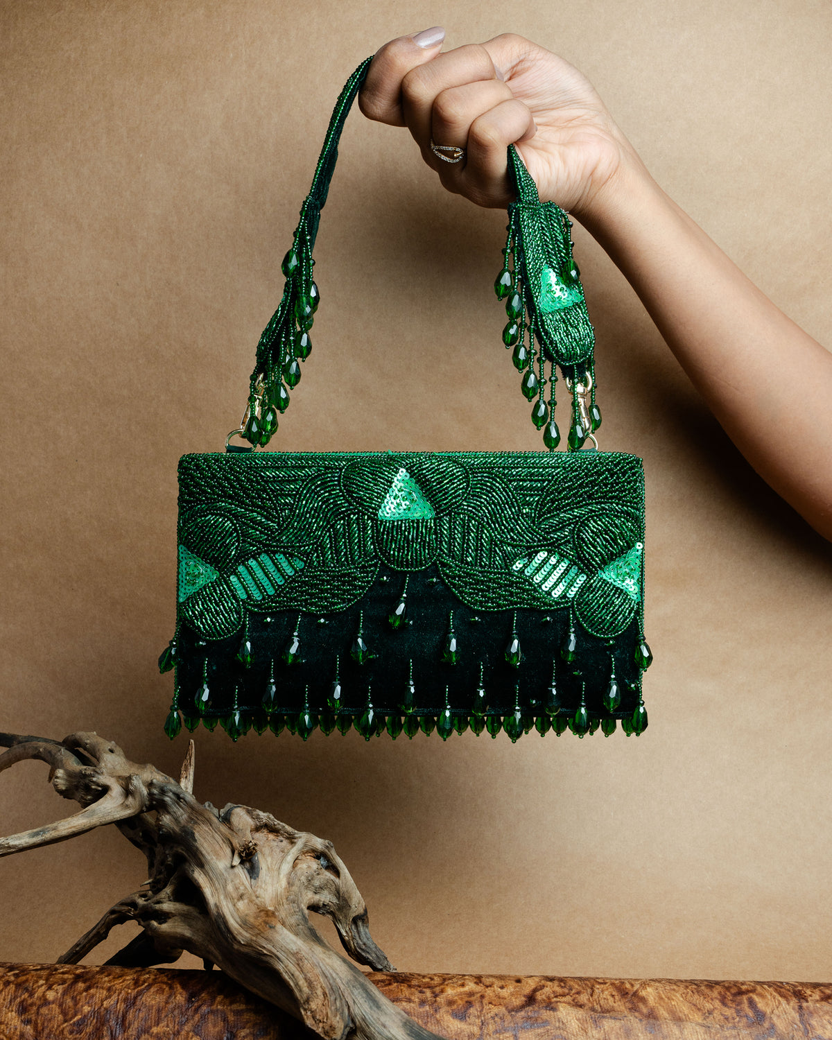 Ornate Radiance Kasse Emerald Allure